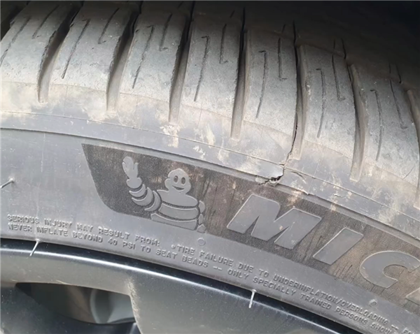 特斯拉車主停車未進店消費:被飯店老板惡意劃車戳輪胎 特斯拉 車主 飯店 第4張 特斯拉車主停車未進店消費:被飯店老板惡意劃車戳輪胎 特斯拉 車主 飯店 第4張